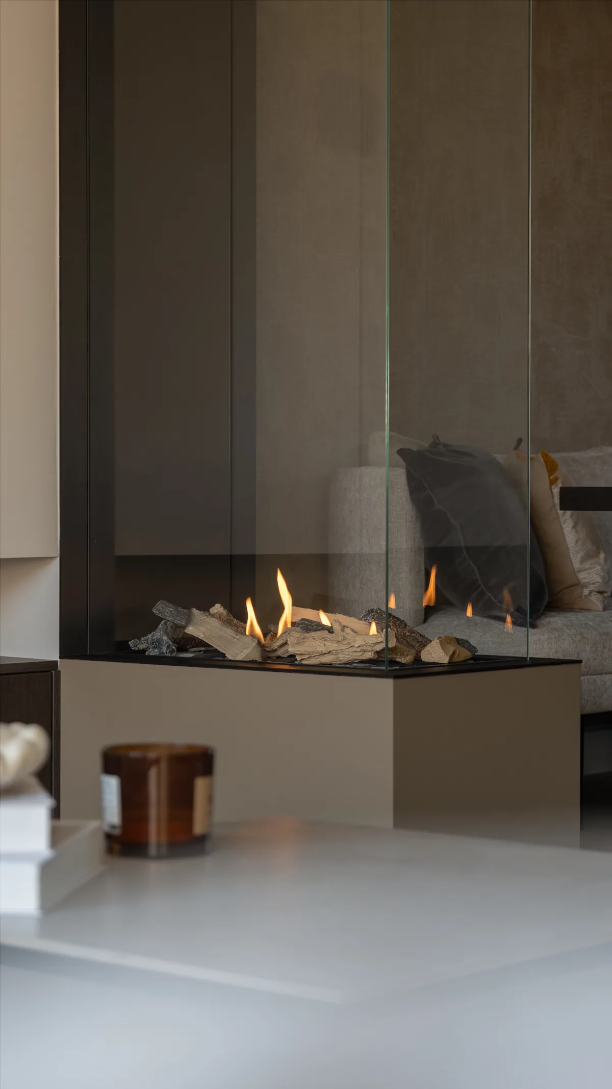 De roomdivider haard met brandend houtblok