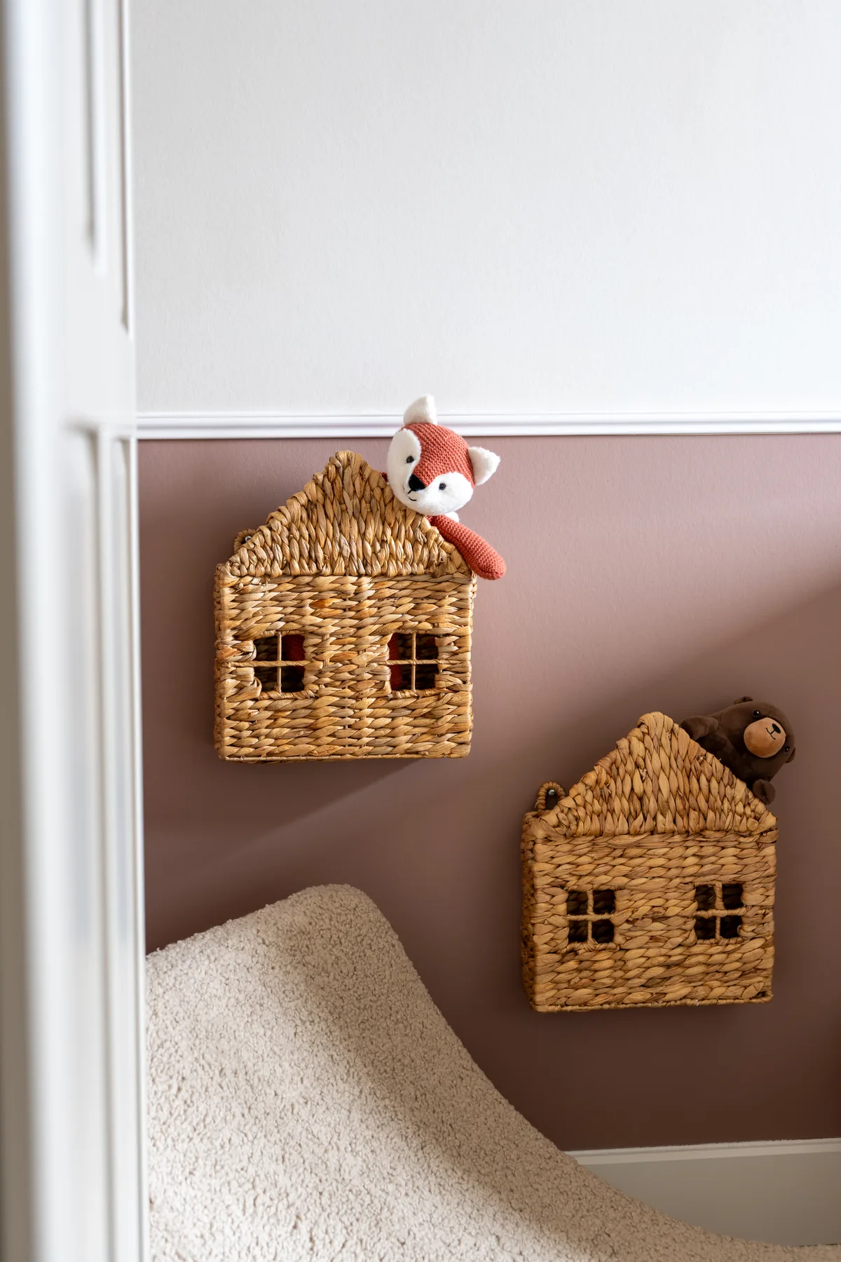 Rieten huisjes aan de muur van de kinderkamer