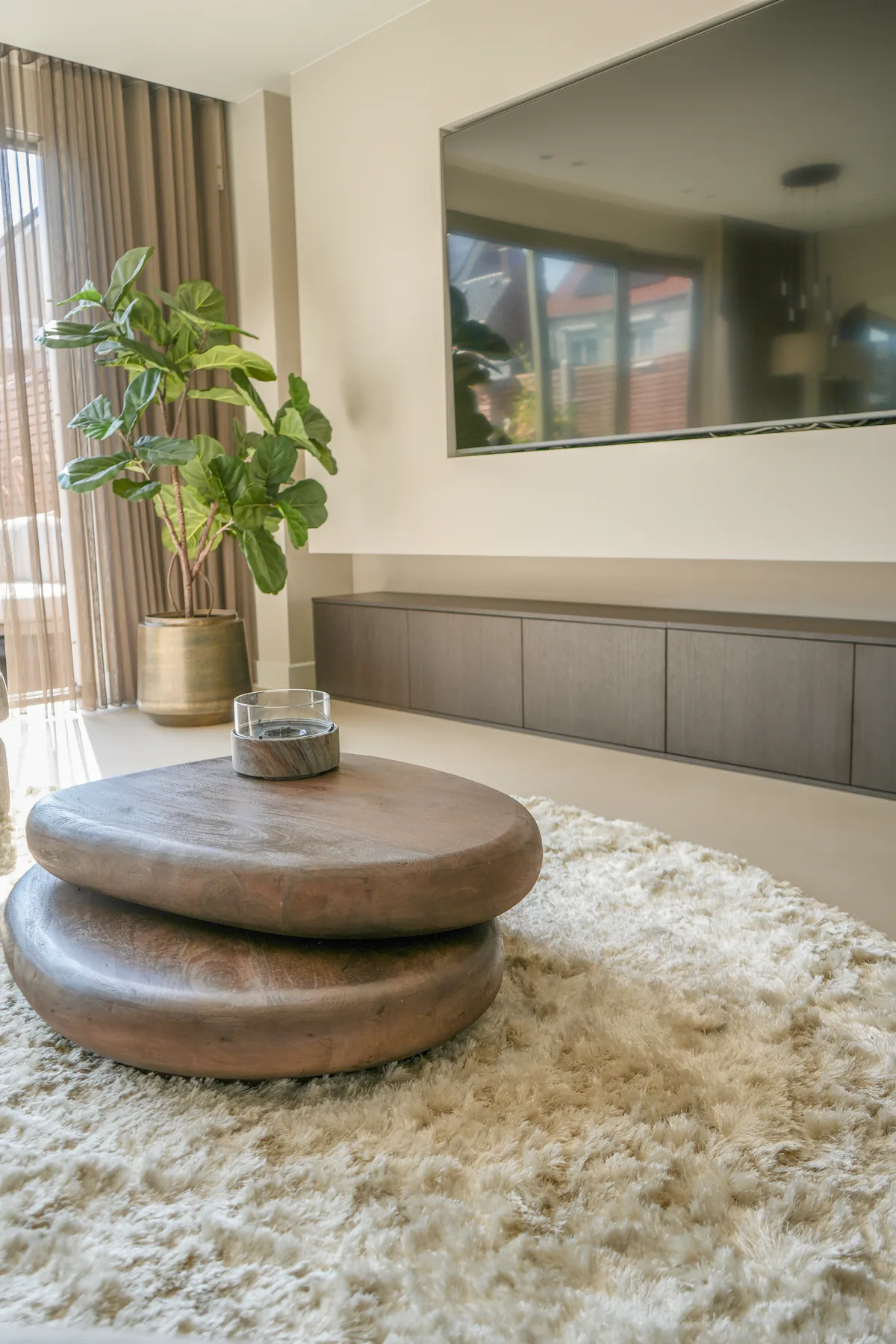 Houten salontafel op het hoogpolige kleed in de woonkamer